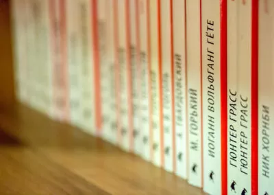 Книжная полка библиотеки в санатории 'Русь' в г. Ессентуки - фотография