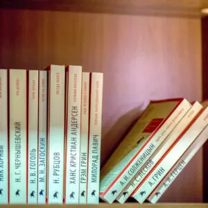 Книжная полка библиотеки в санатории 'Русь' в г. Ессентуки - фотография