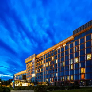 Ночной вид на главный корпус в санатории 'Русь' в г. Ессентуки - фотография