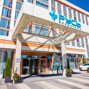 Вход в главный корпус в санатории 'Русь' в г. Ессентуки - фотография